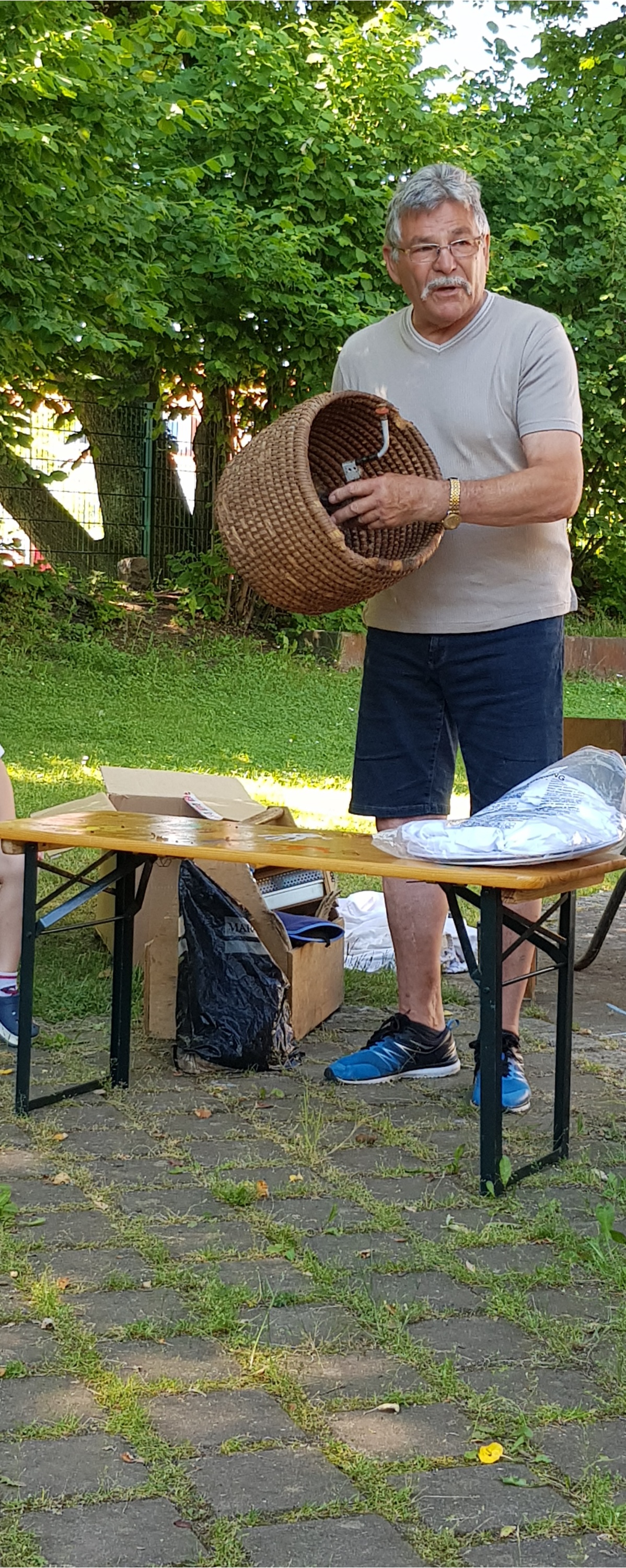 Der Imker bei den 'Bienen'.