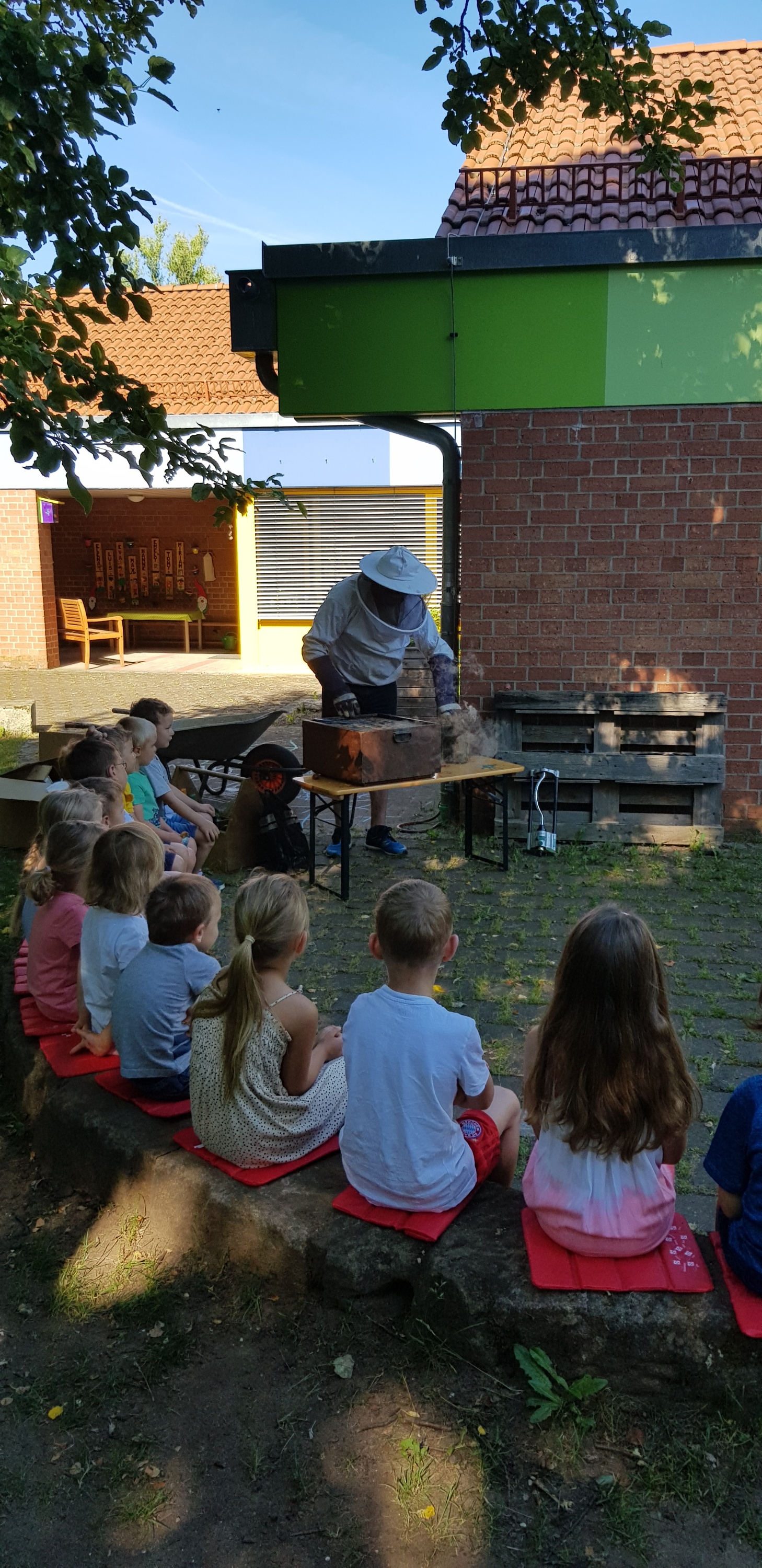 Der Imker bei den 'Bienen'.