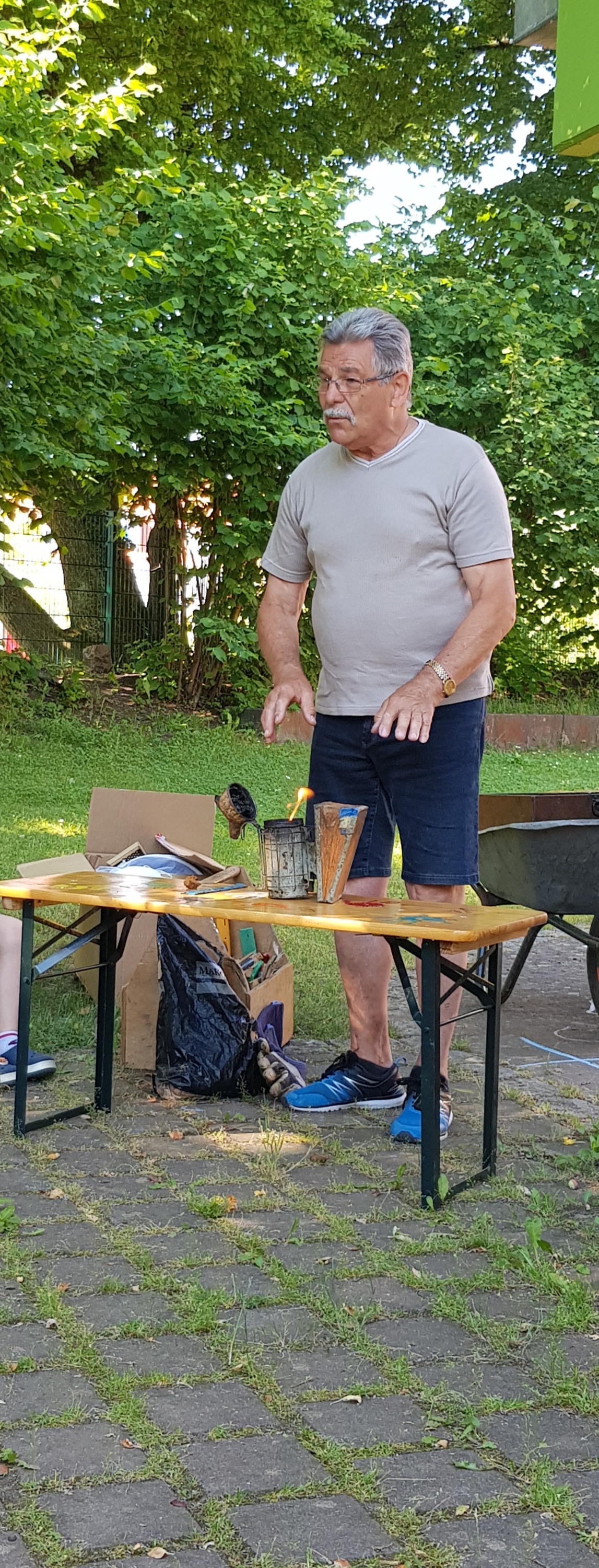 Der Imker bei den 'Bienen'.