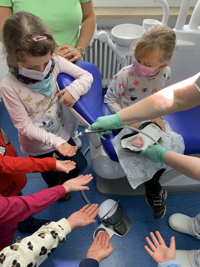 Vorschulkinder in der Zahnarztpraxis