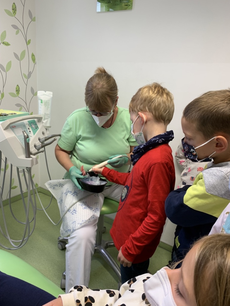 Vorschulkinder in der Zahnarztpraxis