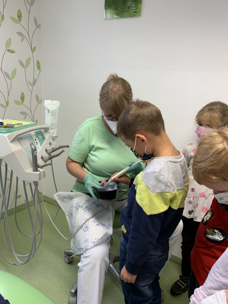 Vorschulkinder in der Zahnarztpraxis